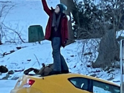 В Канаде девушка устроила фотосессию на крыше тонущей машины