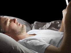 Свет от смартфонов оказался опасным для кожи