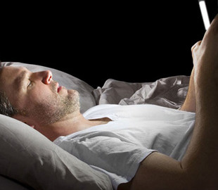 Свет от смартфонов оказался опасным для кожи