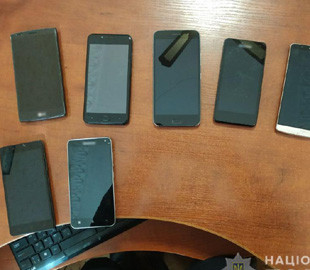 В Одессе поймали двух карманников, которые украли 18 телефонов