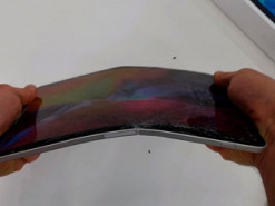 Новый планшет iPad Pro тоже легко гнется