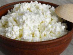 Як швидко перевірити сир на підробку: найпростіші способи