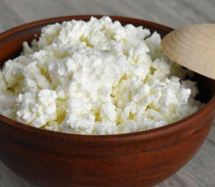 Як швидко перевірити сир на підробку: найпростіші способи