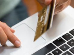 На Рівненщині люди масово стають жертвами фейкових «міжнародних виплат»