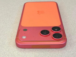 Власник помаранчевого iPhone 17 скаржиться, що його смартфон змінив колір на рожевий