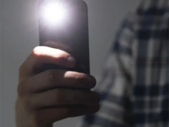 Як швидко увімкнути ліхтарик на Android-смартфоні, не розблоковуючи його