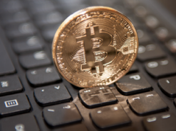 Средневзвешенный курс биткоина превысил $11 000