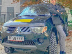 Відомий комік передав ЗСУ три автомобілі швидкої допомоги та один пікап