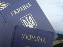 Українцям розповіли, чи можна завантажити в “Дію” паспорт старого зразка