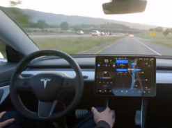 Tesla відклала запуск нової версії свого автопілота