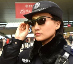 В Китае полицейские носят очки, способные выявить преступников