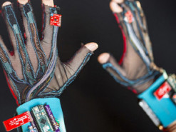 Новые перчатки позволяют чувствовать прикосновения за тысячи километров