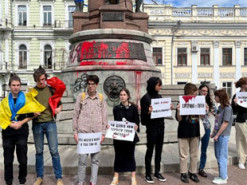 “Катерина – Путін”: одесити протестують біля пам’ятника російській цариці