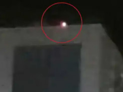 Коли Росія запускала ракети: у Києві невідомий виліз на багатоповерхівку та блимав ліхтарем