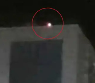 Коли Росія запускала ракети: у Києві невідомий виліз на багатоповерхівку та блимав ліхтарем