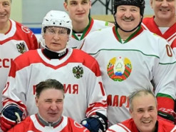 Хоккейный матч с участием Путина и Лукашенко высмеяли в сети