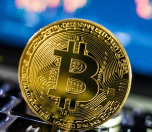 Біткоїн впав нижче $71 000 на тлі плану Трампа заблокувати Ормузьку протоку