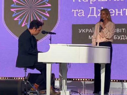 Екскохана принца Гаррі Еллі Голдінг заспівала "Червону калину" на саміті Зеленської в Києві