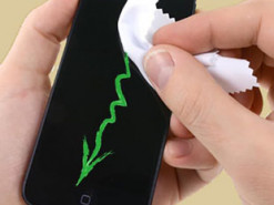 Apple официально разрешила протирать iPhone спиртовыми салфетками