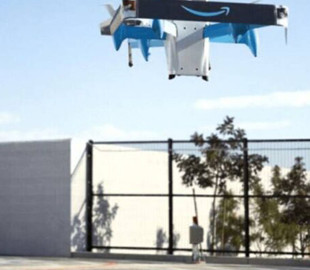 Amazon почала доставляти гаджети дронами