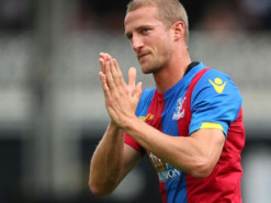 Известный футболист не смог поменять лампочку: придуманный им способ рассмешил Сеть