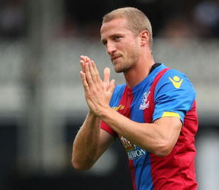 Известный футболист не смог поменять лампочку: придуманный им способ рассмешил Сеть