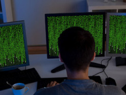 Выкачали 1,7 миллиона гривен. IT-шнику, который создал интернет-аукцион для мошенников, угрожают убийством