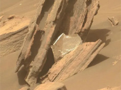 На Марсе нашли "фантик от конфеты": как он туда попал