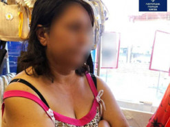 Витягла телефон, гаманець і пішла за покупками: на Оболоні затримали жінку з краденими банківськими картками