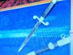 Правоохоронці вилучили у чоловіка холодну зброю, яку він продавав на ОЛХ