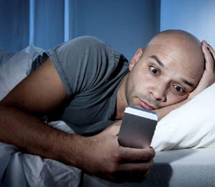 Ученые выявили негативное влияние смартфонов на качество сна