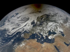 NASA показало, как Луна отбросила тень на Землю во время затмения