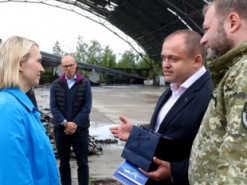 Нова посол США відвідала місце боїв на аеродромі в Гостомелі (ФОТО)