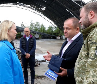 Нова посол США відвідала місце боїв на аеродромі в Гостомелі (ФОТО)