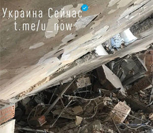 В сети показали, как внутри выглядит поврежденная российской ракетой многоэтажка в Киеве. Фото