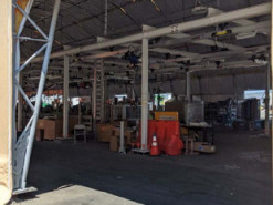 Tesla будет производить детали для электромобилей в огромной палатке