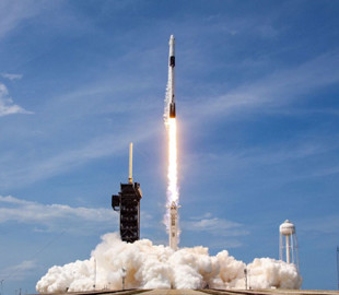 Корабль Маска Crew Dragon подлетел к МКС и готовится к стыковке: онлайн-трансляция