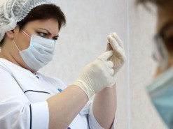 Тільки ногами вистояти: е-черга на вакцинацію киян вже “забита” на чотири дні