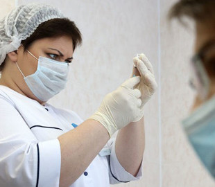 Тільки ногами вистояти: е-черга на вакцинацію киян вже “забита” на чотири дні