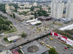 В Киеве водители ездили по свежеуложенному асфальту: видео вызвало гнев в сети