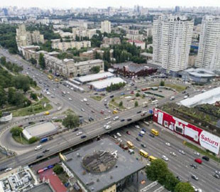В Киеве водители ездили по свежеуложенному асфальту: видео вызвало гнев в сети