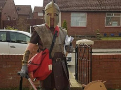 В Великобритании почтальон доставляет почту в необычных костюмах