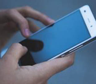 Кабмин освободил от обязательной обсервации граждан с приложением в смартфоне