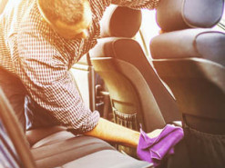 Що робити, якщо в машині пахне бензином: 4 способи прибрати запах у салоні