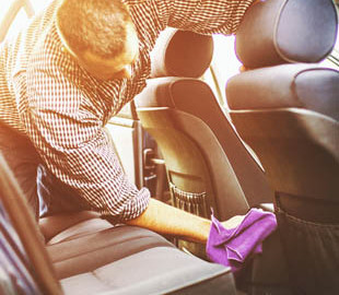 Що робити, якщо в машині пахне бензином: 4 способи прибрати запах у салоні