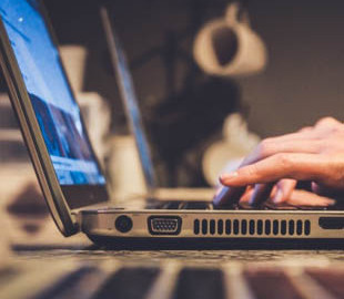 Ноутбуки від Google отримали понад 120 вчителів із Маріуполя