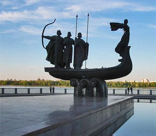 У мережі показали, як 1982 року відкривали пам'ятник засновникам Києва. Унікальне фото