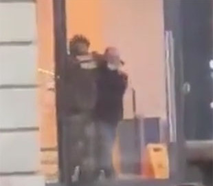 Преступник в Амстердаме захватил заложников в Apple Store