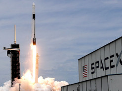 Ракета Falcon 9 вывела на орбиту грузовик Dragon и успешно вернулась на Землю