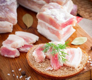 Сало по-гуцульськи: старовинний рецепт, що здивує смаком навіть гурманів